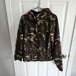 VOLCOM Womens Medium (8) Camo Windbreaker Green Camoflauge Water Resistant (TK)